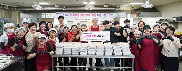 경기도여성단체협의회 광주시지회 주관으로 4일 열린 ‘사랑의 반찬 나눔’ 행사에서 방세환 시장 등 회원들이 기념 촬영을 하고 있다. [사진=광주시]