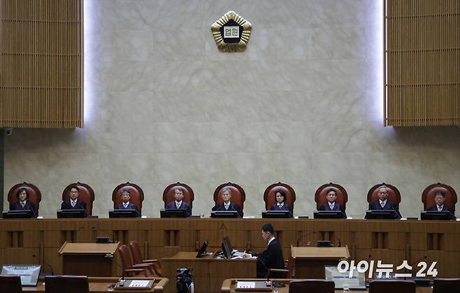 조희대 대법원장을 비롯한 대법관들이 1일 오후 서울 서초구 대법원에서 이재명 더불어민주당 대선 후보의 공직선거법 위반 사건 상고심 선고를 위해 입정하고 있다. [사진=사진공동취재단]