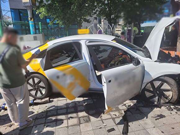 부산 사하구의 한 도로에서 인도로 돌진한 택시의 모습. [사진=부산 사하경찰서]