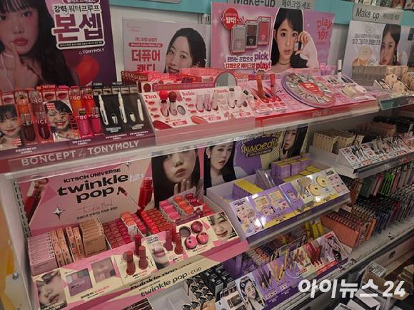 명동 다이소에 뷰티 코너. 클리오와 토니모니, 더 샘 등 친숙한 브랜드 제품이 진열돼 있다. [사진=박은경 기자]