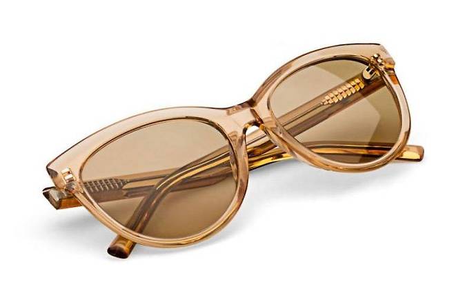 안경 렌즈는 아직 빛에 반응해 투명도를 바꾸는 포토크로믹 수준에 머물러 있다 / 출처=칼아지스