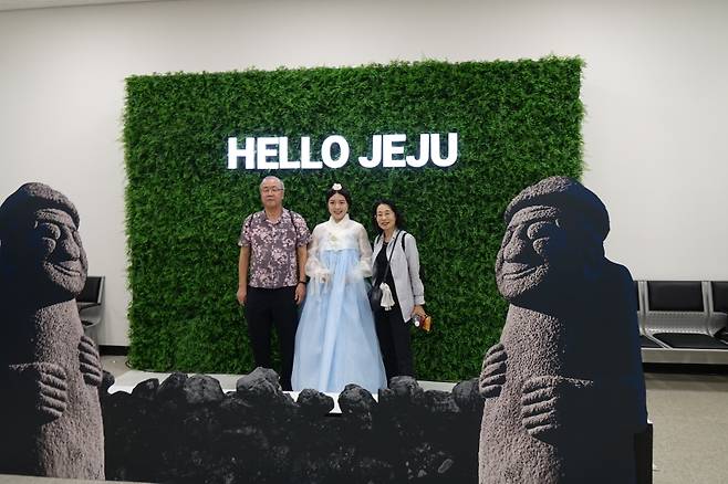 제주항을 찾은 ‘바이킹 에덴(Viking Yi Dun)’ 승선객들. (제주관광공사 제공)