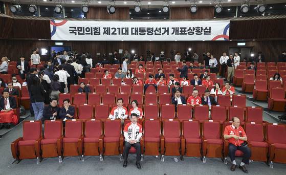 국민의힘 선대위 주요 당직자들이 서울 여의도 국회 도서관에 마련된 국민의힘 개표 상황실에서 제21대 대통령 선거 방송3사 출구조사 결과를 지켜보다 자리를 떠나고 있다. 임현동 기자