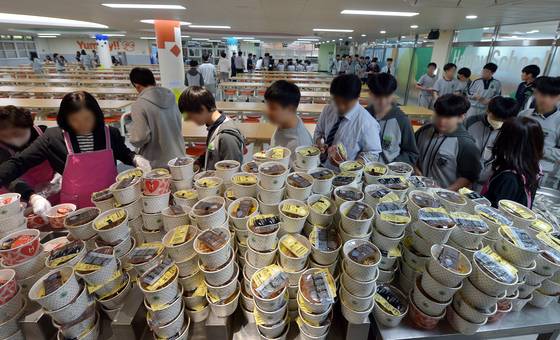 대전 글꽃중학교 조리원들이 처우 개선을 요구하며 급식을 중단하자, 학생들이 도시락으로 점심을 해결하고 있다. 김성태 객원기자