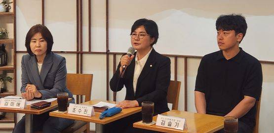 지난 2023년 6월 국민의힘 민생특별위원회 주최 택배산업 종사자 간담회에 참석한 김슬기씨(맨 오른쪽). 그는 평일 낮에도 부르면 달려갔지만, 늘 사진찍기 이벤트일 뿐이었다고 했다.