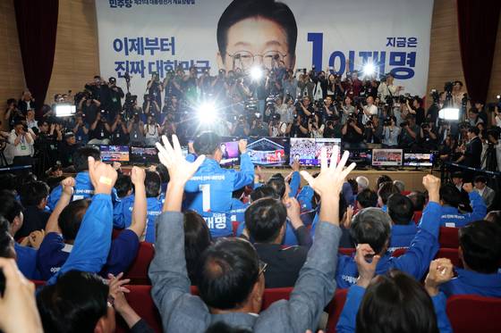 이재명 더불어민주당 대선후보의 선거상황실이 차려진 국회의원회관 대회의실에서 출구조사 결과가 이 후보의 우위로 나타나자 당직자들이 환호 하고 있다. 김성룡 기자