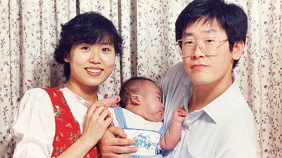 이재명 더불어민주당 대선 후보와 부인 김혜경씨가 결혼 초기 아들을 안고 기념사진을 찍었다. 이재명 캠프 제공