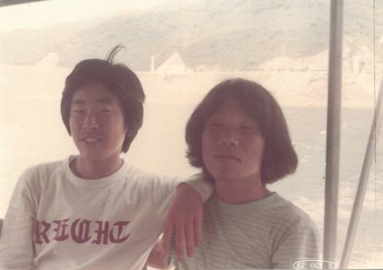 이재명 대통령 당선인(왼쪽)과 그의 소년공 시절 친구 심정운씨가 중앙대 재학 중이던 1982년 강원도 도보여행 때 춘천에서 소양강을 따라 양구로 향하는 배 안에서 기념사진을 찍고 있다. 사진 심정운씨 제공
