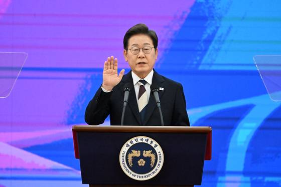 이재명 대통령이 4일 서울 여의도 국회에서 열린 제21대 대통령 취임선서식에서 취임 선서를 하고 있다. 이 대통령이 당선되면서 윤석열 전 대통령을 향한 특검이 진행될 것이란 전망이 나온다. 연합뉴스