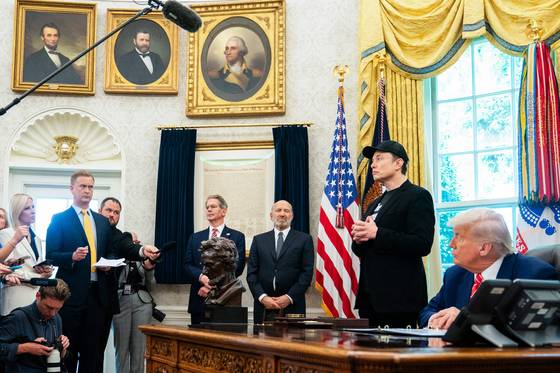 지난달 30일(현지시간) 도널드 트럼프 미국 대통령(오른쪽)이 백악관 집무실에서 일론 머스크 테슬라 최고경영자(오른쪽에서 두 번째)와 특별공무원 임기 종료를 알리는 기자회견을 하고 있다. AFP=연합뉴스