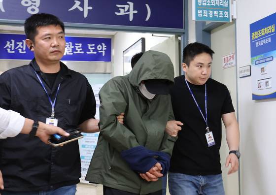 전남 진도에서 차량을 바다에 빠뜨려 일가족을 숨지게 한 40대 가장이 4일 오전 구속 전 피의자심문(영장실질심사)을 위해 광주 북부경찰서 유치장을 나서고 있다. 뉴스1