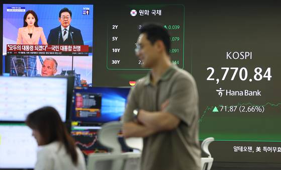 4일 서울 중구 하나은행 딜링룸 스크린에 코스피 지수와 이재명 대통령 취임 관련 뉴스가 표시돼 있다. 연합뉴스