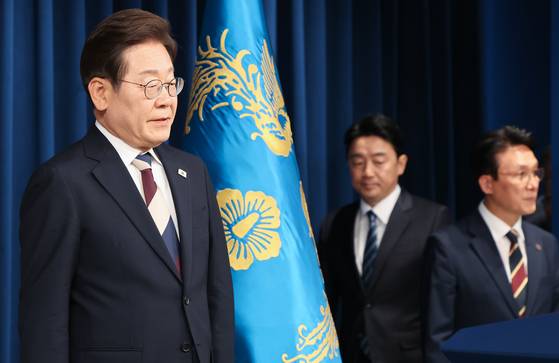 이재명 대통령이 4일 서울 용산구 대통령실 청사 브리핑룸에서 국무총리와 국정원장, 대통령 비서실장 등 인선발표를 하기 위해 입장하고 있다. 뉴스1