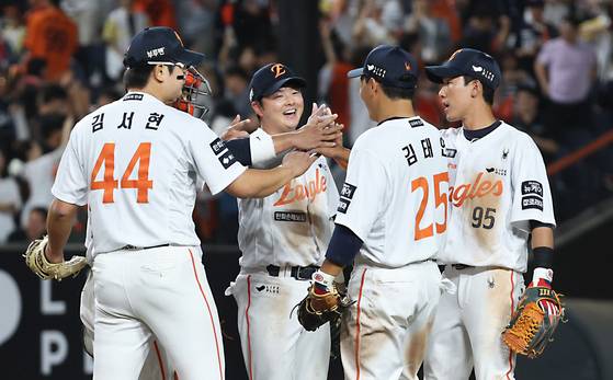 (대전=뉴스1) 김기남 기자 = 4일 대전 한화생명볼파크에서 열린 '2025 신한 SOL 뱅크 KBO리그' 프로야구 한화 이글스 대 kt 위즈 경기에서 한화가 역전승을 거두며 선수들이 하이파이브를 하고 있다. 2025.6.4/뉴스1