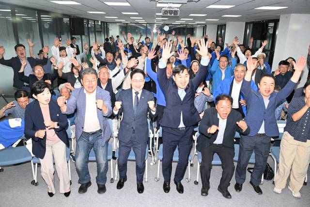 ▲ 3일 대통령선거 방송3사 출구조사에서 더불어민주당이 앞서는 결과가 발표되자 김도균 도당위원장, 허영 도당선대위원장과 당원들이 도당당사에서 환호하고 있다  김정호