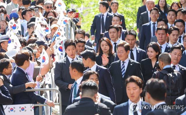 이재명 대통령과 김혜경 여사가 4일 인천 계양구 자택을 나서며 주민들과 지지자들에게 인사하고 있다. 2025.6.4 연합뉴스