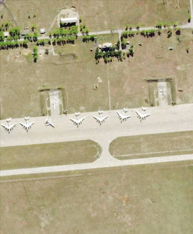 < 공습 전후 러 공군기지 > 우크라이나가 지난 1일 드론으로 공격한 러시아 이르쿠츠크의 벨라야 공군기지. 공습 전인 5월 17일 위성사진에선 러시아 군용기가 늘어선 모습을 볼 수 있다.  파이낸셜타임스 홈페이지 캡처