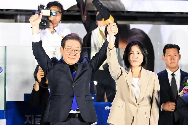 당선이 확실시된 이재명 더불어민주당 대통령 후보가 김혜경 여사와 4일 오전 서울 여의도 국회 앞을 찾아 꽃다발을 들어보이고 있다.  / 사진=뉴스1
