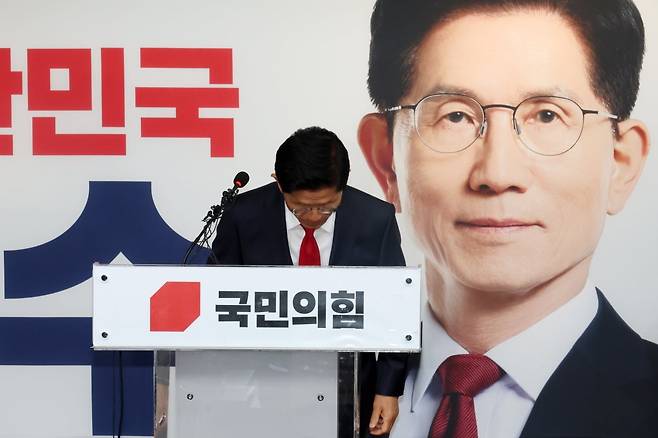 김문수 국민의힘 대통령 후보가 4일 오전 서울 여의도 중앙당사에서 제21대 대통령선거 결과에 대한 승복 입장을 밝히기 전 인사하고 있다. / 사진=뉴스1