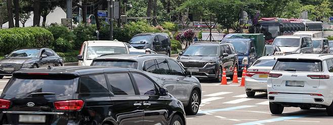 서울 광화문 세종대로를 지나는 차량들. 최혁 기자