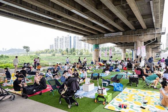 지난해 열린 '2024 안양천 여름축제' 현장 모습. 한여름 무더위 속 시원한 물놀이장을 체험할 수 있는 올해 '안양천 수변 페스티벌 여름축제'는 오는 8월 23일~24일 안양천 신정교 하부에서 열린다. /사진=서울시