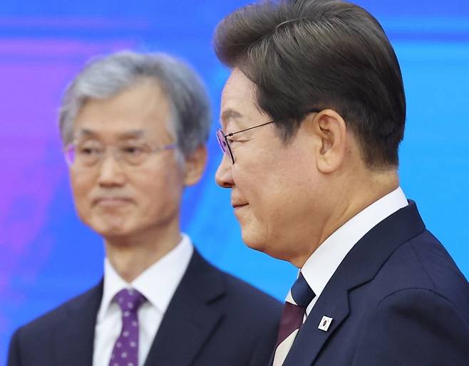 이재명 제21대 대통령이 4일 오전 서울 여의도 국회 로텐더 홀에서 취임선서식을 마친 뒤 조희대 대법원장(왼쪽) 등과 인사를 한 뒤 이동하고 있다. 국회사진기자단