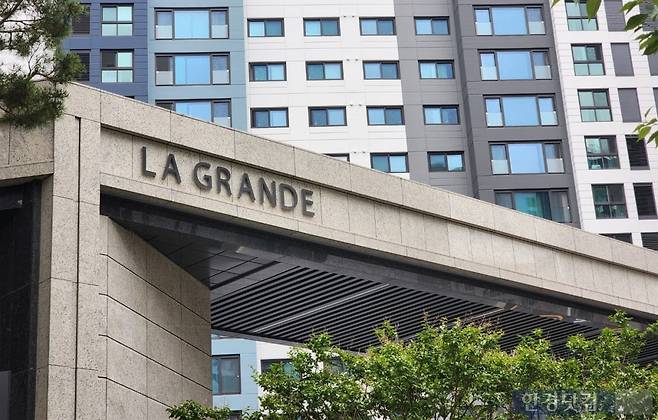 서울 동대문구 이문동 '래미안라그란데'에 설치된 조경석. 사진=오세성 한경닷컴 기자