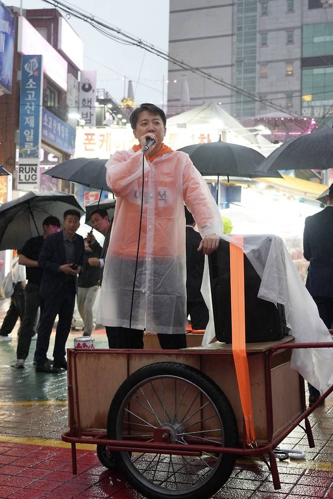 개혁신당 이준석 대통령 후보가 17일 서울 마포구 홍대패션거리에서 유세하고 있다. /개혁신당 제공