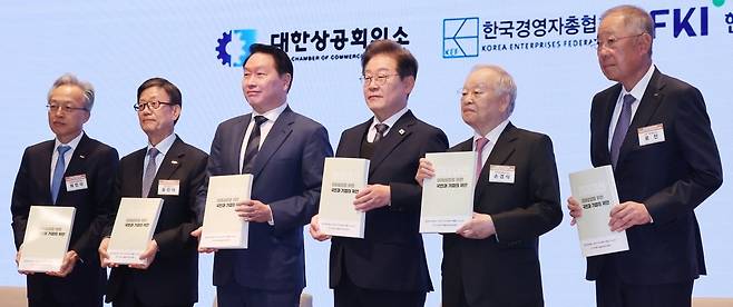 이재명 대통령이 후보 시절인 5월 8일 대한상공회의소에서 열린 경제5단체장과 간담회에 참석해 정책제언집을 들고 함께 기념사진을 찍고 있다. 
(왼쪽부터)최진식 한국중견기업연합회 회장, 윤진식 한국무역협회 회장, 최태원 대한상공회의소 회장, 이 후보, 손경식 한국경영자총협회 회장,  류진 한국경제인연합회 회장. 사진=강은구 한국경제신문 기자