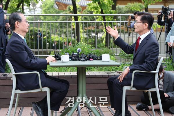 김문수 국민의힘 대통령 후보와 한덕수 무소속 대선 예비후보가 지난달 8일 서울 여의도 국회 강변서재에서 후보 단일화 관련 공개 회동을 하고 있다. 박민규 선임기자