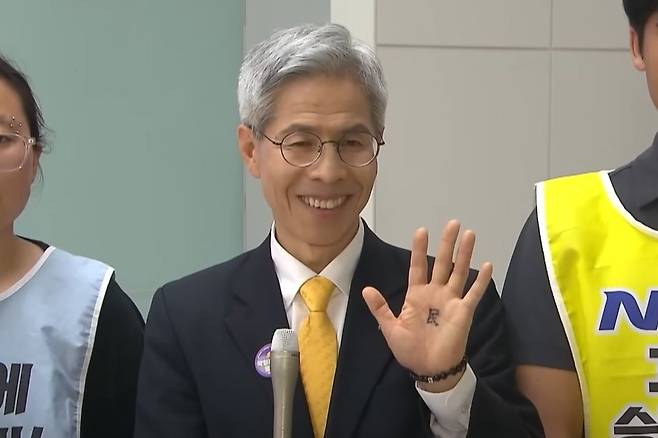 권영국 민주노동당 대선 후보가 지난달 23일 TV토론에서 손바닥에 쓴 ‘백성 민’자를 취재진에게 들어보이고 있다. SBS 제공