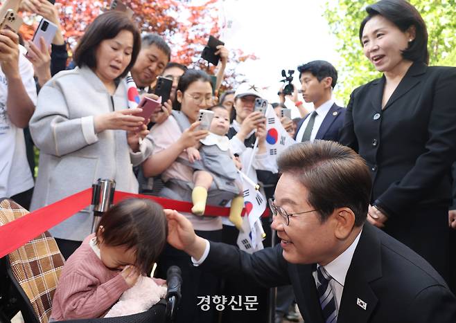 이재명 대통령이 4일 오전 인천 계양구 자택앞에서 주민들과 인사하고 있다. 대통령실사진기자단