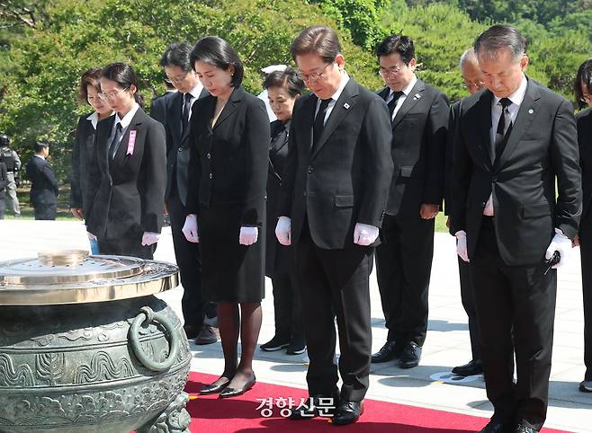 이재명 대통령과 김혜경 여사가 4일 서울 동작구 국립서울현충원에서 현충탑을 참배하고 있다. 김창길 기자