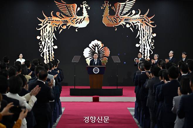 이재명 대통령이 4일 서울 여의도 국회 의사당 중앙홀(로텐더홀)에서 제21대 대통령 취임선서를 하고 있는 가운데 위에 봉황 문양이 보이고 있다.  박민규 선임기자