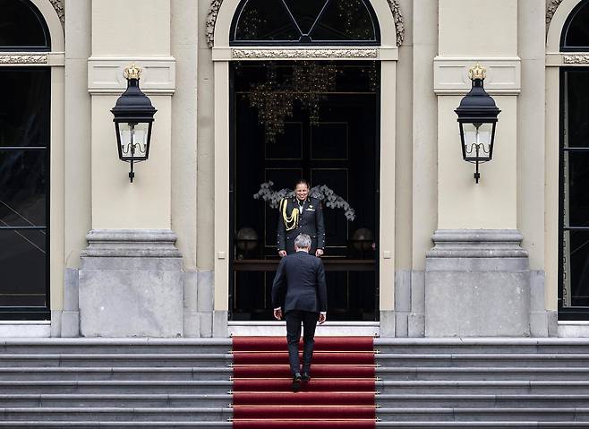 딕 스호프 네덜란드 총리가 3일(현지시간) 네덜란드 헤이그에 위치한 하우스텐보스 궁전에 도착해 빌렘 알렉산더르 네덜란드 국왕을 만나러 가고 있다. 이날 자유당(PVV)의 연립정부 탈퇴 선언으로 네덜란드 연정은 사실상 붕괴했다. EPA연합뉴스