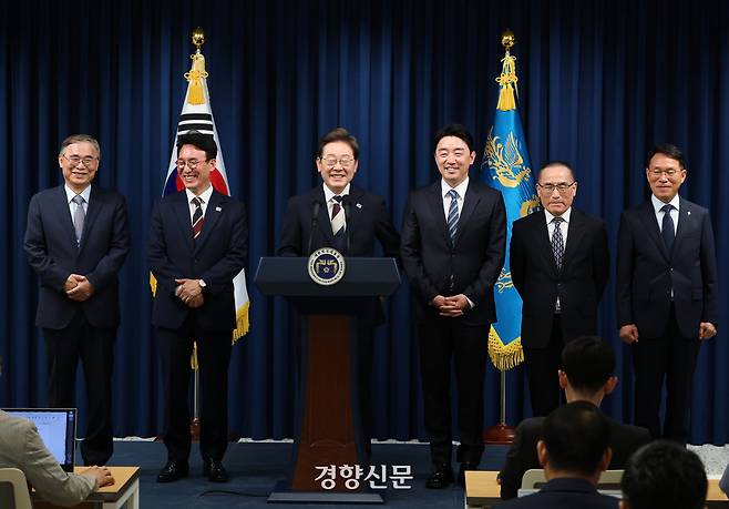 이재명 대통령이 4일 용산 대통령실에서 첫 인선을 발표하고 있다. 왼쪽부터 이종석 국가정보원장 내정자, 김민석 국무총리 지명자, 이 대통령, 강훈식 대통령비서실장, 위성락 국가안보실장, 황인권 경호처장. 김창길 기자