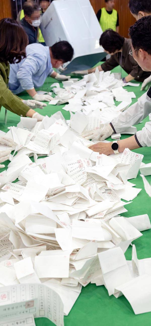 21대 대통령 선거 부산 남구 개표소가 마련된 부경대 체육관에서 3일 밤 개표가 진행되고 있다.      이원준 기자 windstorm@kookje.co.kr