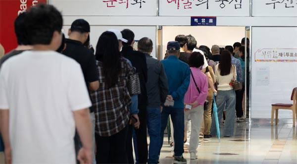 제21대 대통령 선거일인 3일 부산 부산진구청에 마련된 부암1동 제4투표소에 유권자들이 투표를 하기 위해 길게 줄을 서 있다. 전민철 기자 jmc@kookje.co.kr