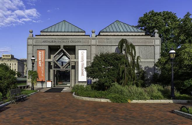 The Sackler Gallery at the National Museum of Asian Art [NATIONAL MUSEUM OF ASIAN ART]