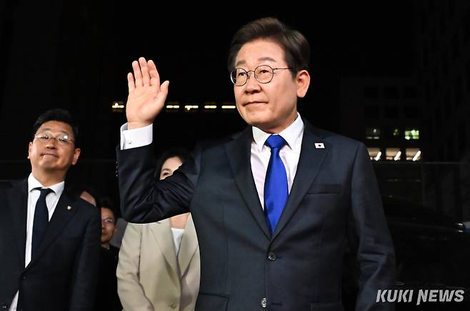 제21대 대통령 당선이 확실시 된 이재명 더불어민주당 후보가 4일 새벽 서울 여의도 당사에 도착하고 있다.