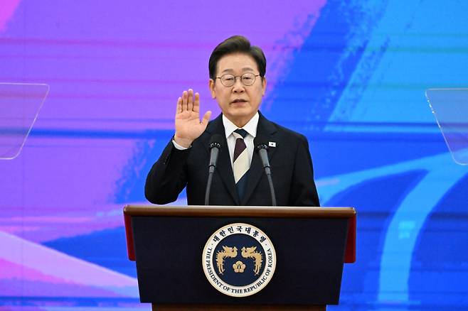 이재명 대통령이 4일 서울 여의도 국회에서 열린 제21대 대통령 취임선서식에서 취임 선서를 하고 있다. 연합뉴스