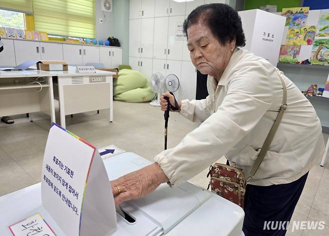 3일 강원특별자치도 화천군에 마련된 제21대 대통령 선거 투표소에서 유권자가 한 표를 행사하고 있다.&nbsp;