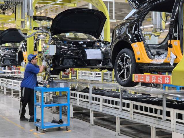 중국 비야디(BYD)의 산둥성 지난 생산기지에서 지난달 28일 차체 조립 공정이 진행되고 있다. ‘국가급 첨단기술 기업·5G 공장’ 칭호를 얻은 지난 기지의 1·2공장에서는 전기차 4종을 포함해 연간 70만대를 생산한다. 지난=송세영 특파원