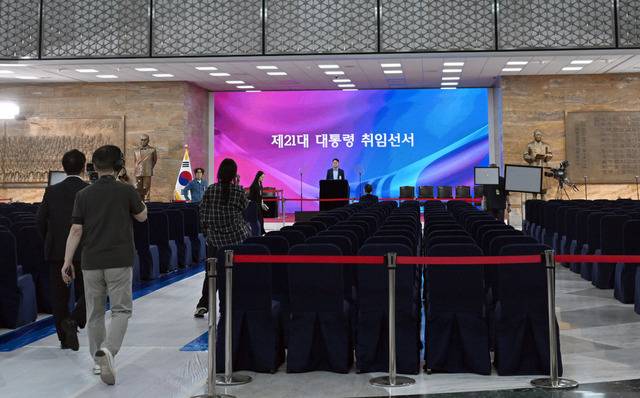 제21대 대통령선거일인 3일 서울 여의도 국회 로텐더홀에서 관계자들이 대통령 취임식 준비를 하고 있다. 신임 대통령은 중앙선거관리위원회가 4일 오전 당선인 결정안을 의결하는 즉시 임기를 시작한다. 취임식은 당일 오후 진행될 예정이다. 최현규 기자