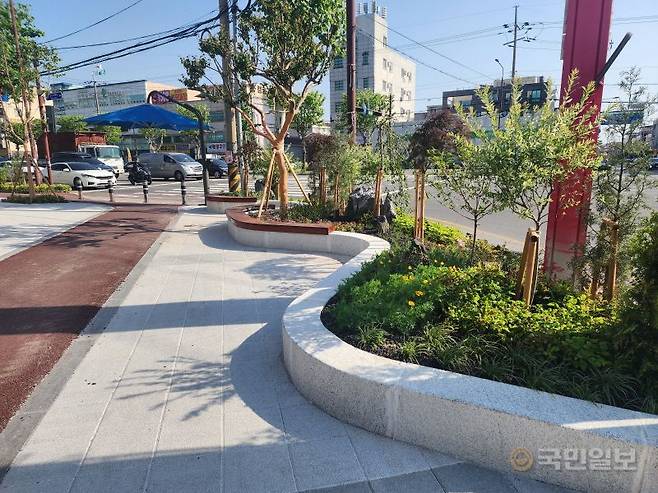 보행자 중심거리로 탈바꿈하고 있는 포스코대로. 포항시 제공