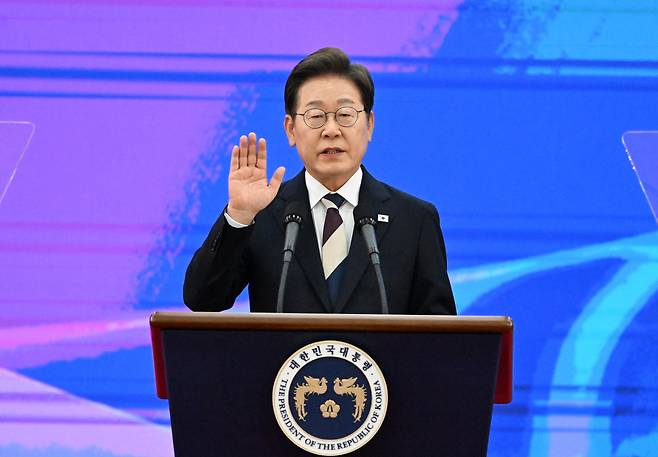 이재명 대통령이 4일 오전 국회 로텐더홀에서 열린 제21대 대한민국 대통령 취임 선서를 하고 있다. 이병주 기자