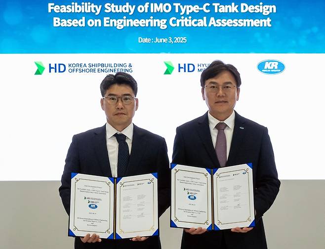 한국선급과 HD현대미포, HD한국조선해양은 3일 노르웨이 오슬로에서 ‘구조 건전성 평가(ECA)를 활용한 액화가스 운반선용 Type-C 탱크 설계 기술 공동 개발’을 위한 업무협약(MOU)을 체결했다. 한국선급 제공