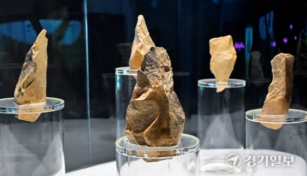 전곡에서 발견된 아슐리안형 주먹도끼. 홍기웅기자