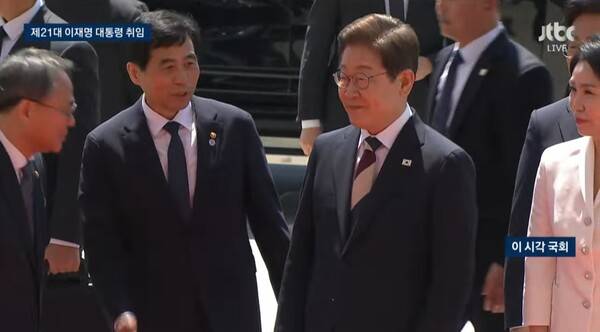 ▲이재명 대통령이 4일 오전 취임 선서 위해 국회 본관에 도착해 영접을 받고 있다. 사진=JTBC 영상 갈무리