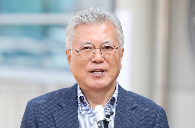 문재인 전 대통령이 21대 대선 사전투표 첫날인 지난달 29일 오전 경남 양산시 하북면 주민자치센터에 마련된 사전투표소에서 투표 후 취재진과 인터뷰하고 있다. [사진 출처 = 연합뉴스]